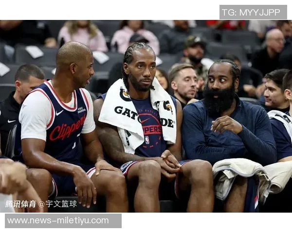 快船训练营首日盛况:灯泡组合同框小卡与比尔携手出击 快船训练营首日盛况:灯泡组合同框小卡与比尔携手出击